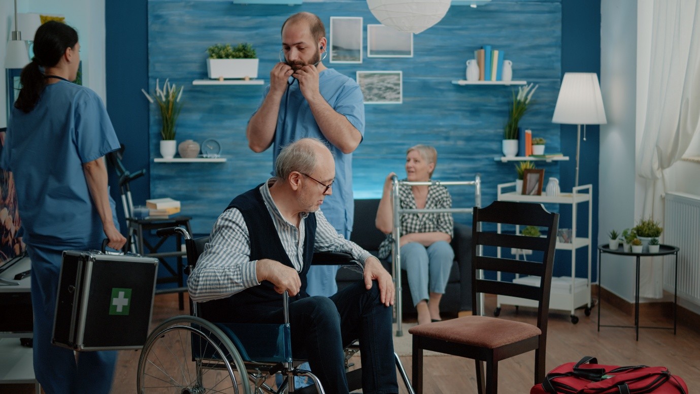 How Does Staying Active and Social Improve Life in Assisted Senior Living?